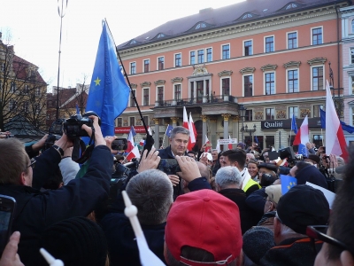 Władysław Frasyniuk na demonstracji KOD we Wrocławiu, 19.12.2015 r.